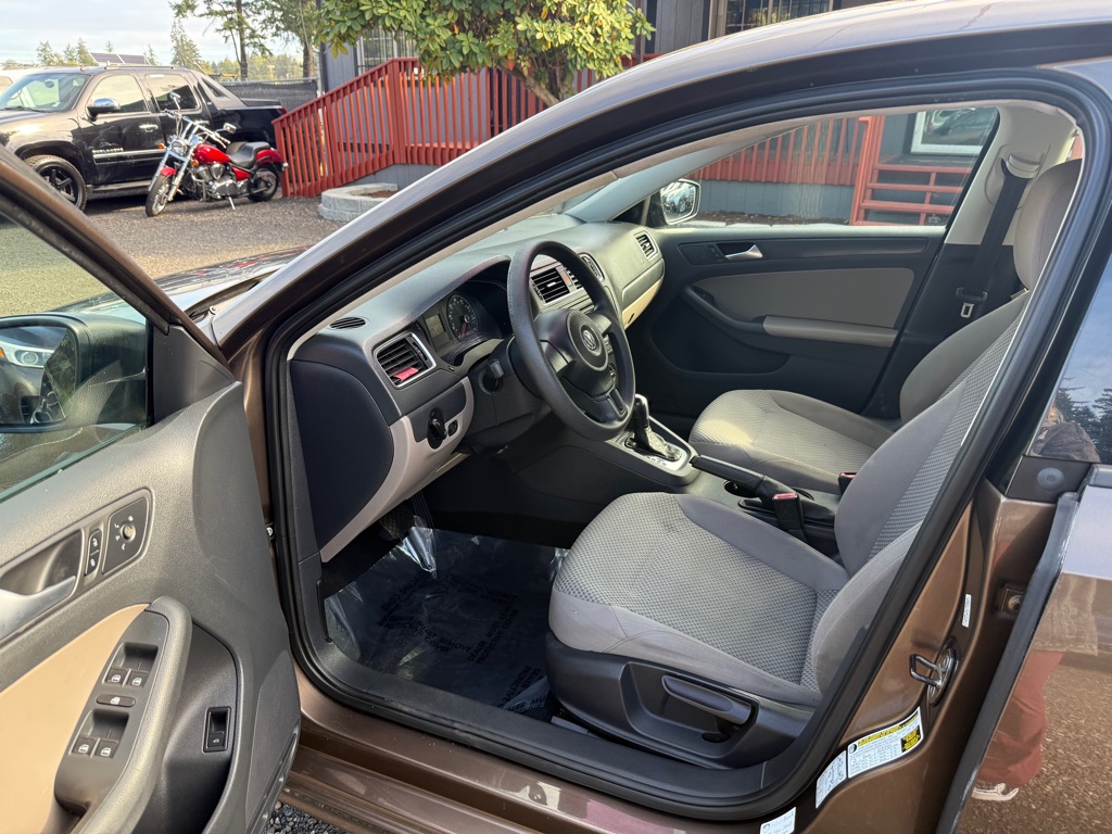 Photo 9 of this VOLKSWAGEN JETTA