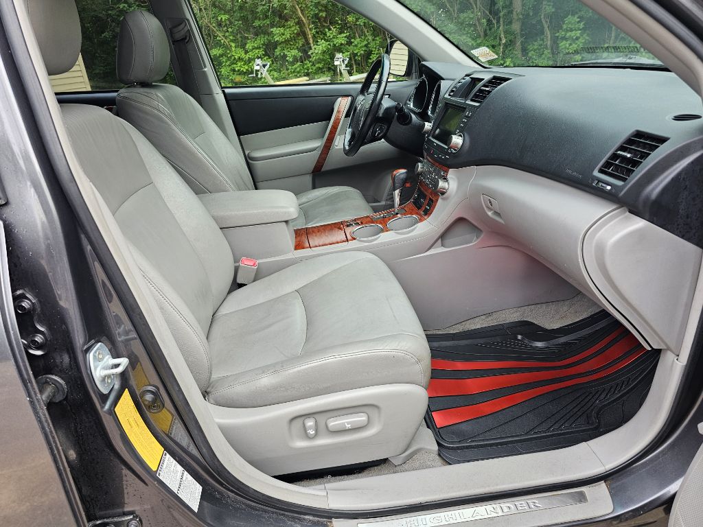 Photo 9 of this TOYOTA HIGHLANDER