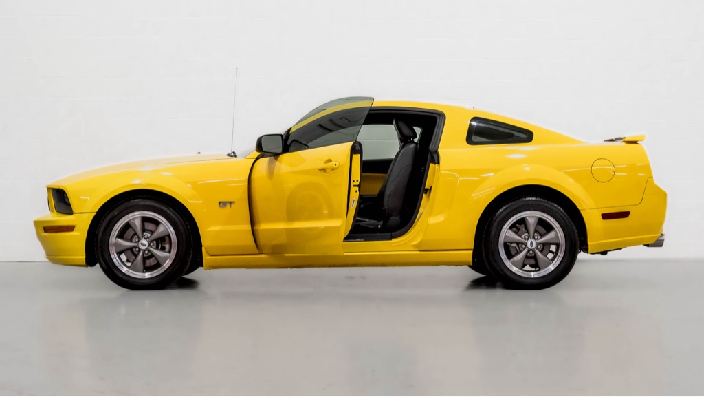 FORD MUSTANG 2005 FORD MUSTANG 1ZVFT82H855142011